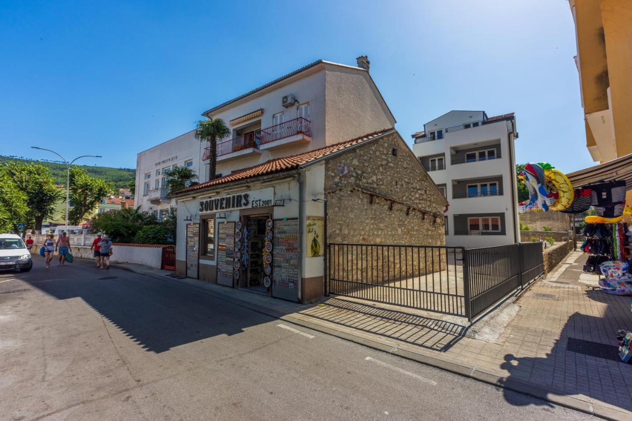 Luxury Apartments Lovorka 1 & 2**** Selce Esterno foto
