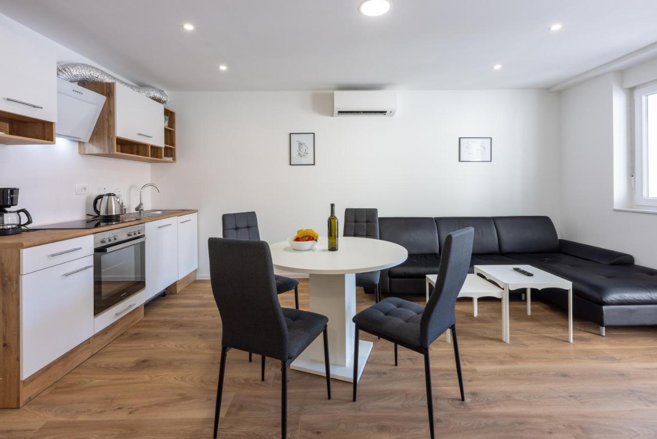Luxury Apartments Lovorka 1 & 2**** Selce Esterno foto